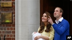 Pangeran William dan Kate, Duchess of Cambridge dan putri mereka yang baru lahir berpose bagi media saat meninggalkan St. Mary's Hospital, London, Sabtu (2/5).