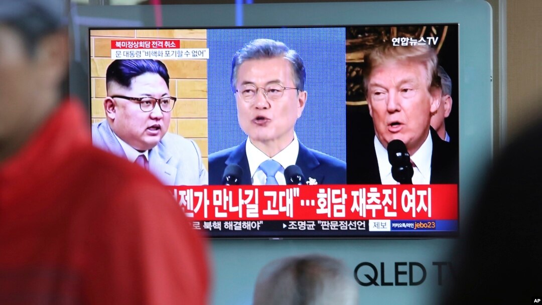 지난 25일 서울역 대기실에 설치된 TV에 김정은 북한 국무위원장(왼쪽부터), 문재인 한국 대통령, 도널드 트럼프 미국 대통령이 나란히 나오고 있다. 