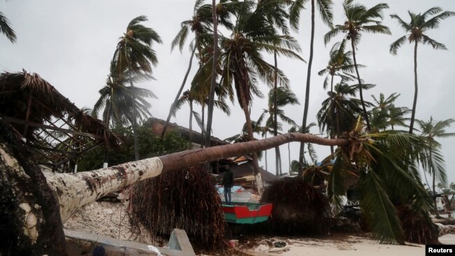 El huracán Fiona azota República Dominicana tras golpear Puerto Rico 2 Un hombre camina en medio de escombros en la orilla del mar después del paso del huracán Fiona en Punta Cana, República Dominicana, 19 de septiembre de 2022. REUTERS/Ricardo Rojas