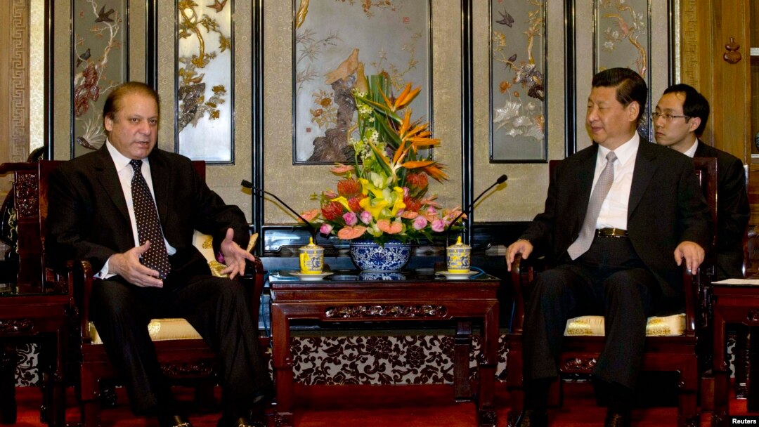 Perdana Menteri Pakistan Nawaz Sharif (kiri) berbicara dengan Presiden China Xi Jinping dalam sebuah pertemuan di Beijing (4/7). 
