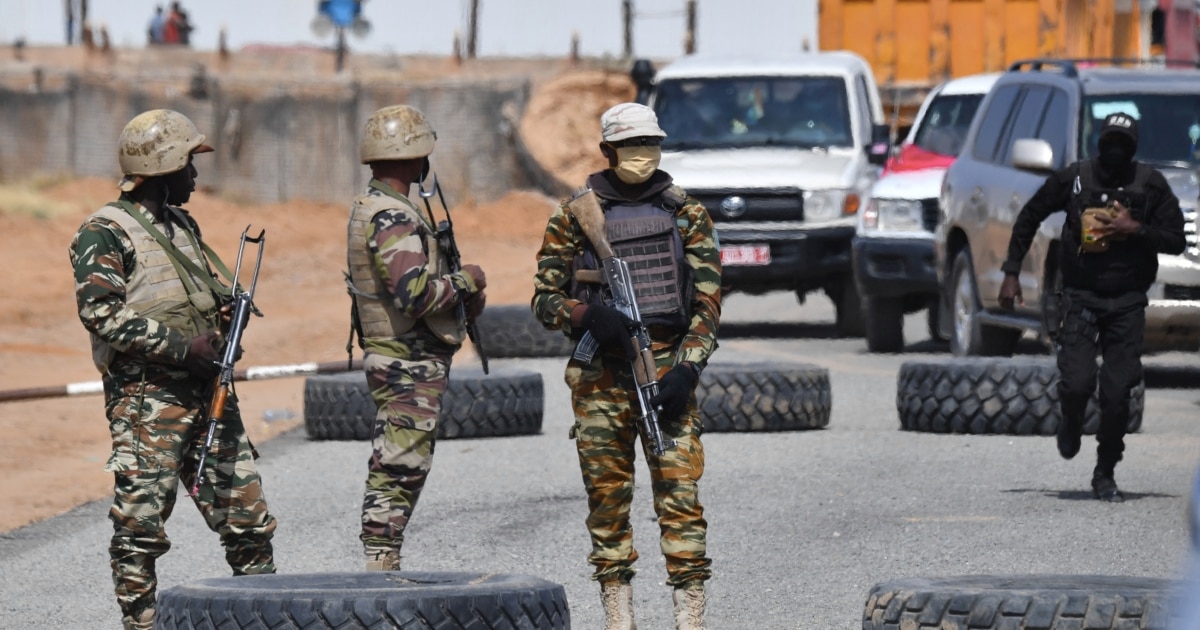 Mashinaning orqa orindigida porno jinsiy aloqa Pushti mushuk porno