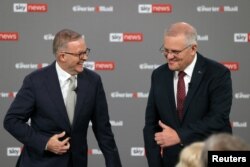 2022年4月20日，澳大利亚反对党领袖阿尔巴尼斯(左)和现任总理莫里森在布里斯班举行2022年联邦选举的首次领导人辩论。