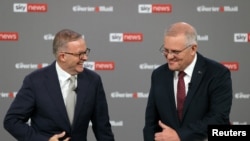 2022年4月20日，澳大利亞反對黨領導人阿爾巴尼斯（左）與現任澳大利亞總理莫裡森參加在布里斯班的加巴體育館舉行的2022年聯邦選舉的首次領導人辯論。