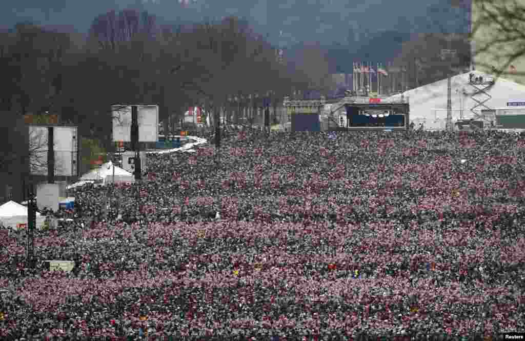 Crowds of people gather on the mall to watch the swearing-in of U.S. President Barack Obama in Washington, January 21, 2013. 