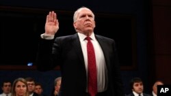 John Brennan, mantan direktur Badan Intelijen Pusat (CIA), diambil sumpahnya sebelum memberikan kesaksian di depan Komisi Senat Amerika, Selasa (23/5).