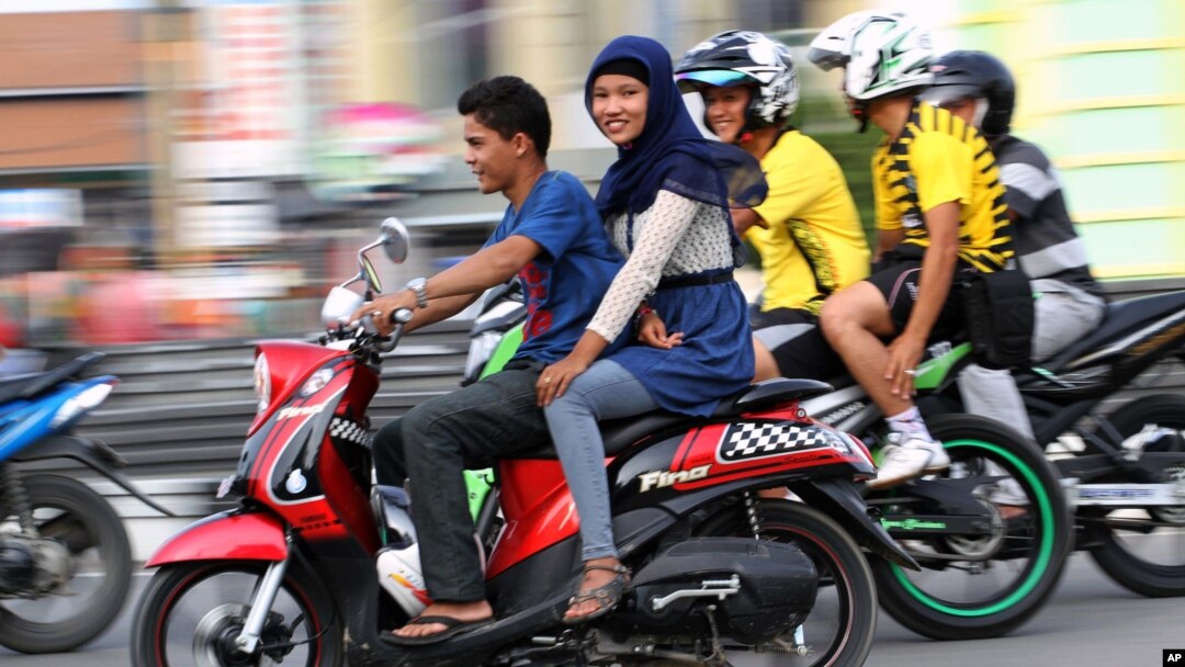 Penjualan sepeda motor, yang populer di Indonesia, turun 36,49 persen akibat berkurangnya daya beli masyarakat.