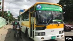 The city bus stops for traffic on Preah Monivong Boulevard, Phnom Penh, Cambodia, July 28, 2017. (Hing Socheata/VOA Khmer)