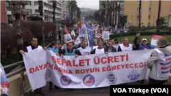 İzmir’de iş bırakan kamu çalışanları iki ayrı koldan Cumhuriyet Meydanı’na sloganlar eşliğinde yürüdü.