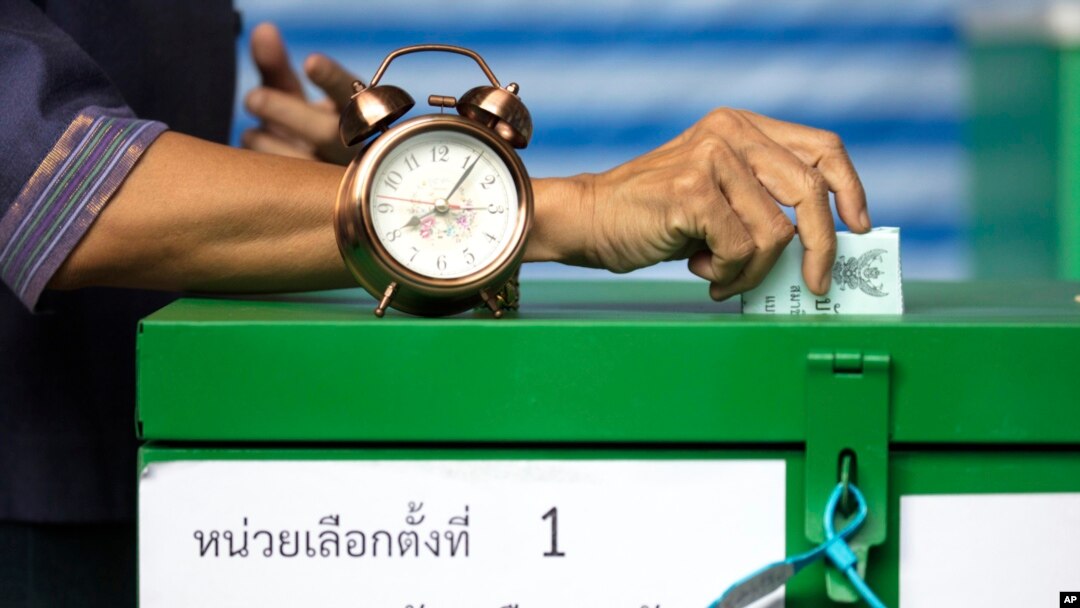 Una mujer deposita su voto en un punto de votación en Bangkok, Tailandia, el domingo 24 de marzo de 2019.