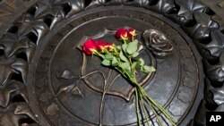 Homenaje a los cinco policías asesinados por un francotirador en Dallas. Monumento Nacional a Policías fallecidos en el cumplimiento del deber, en Washington D.C.