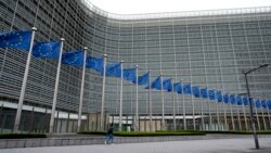 Bendera Uni Eropa berkibar tertiup angin di luar markas besar Uni Eropa di Brussels, Jumat, 5 April 2024. (AP/Virginia Mayo)