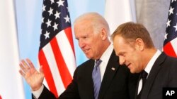 Phó Tổng thống Hoa Kỳ Joe Biden (trái) và Thủ tướng Ba Lan Donald Tusk, trước cuộc hội đàm về an ninh Đông Âu tại thủ đô Warsaw của Ba Lan, 18/3/14