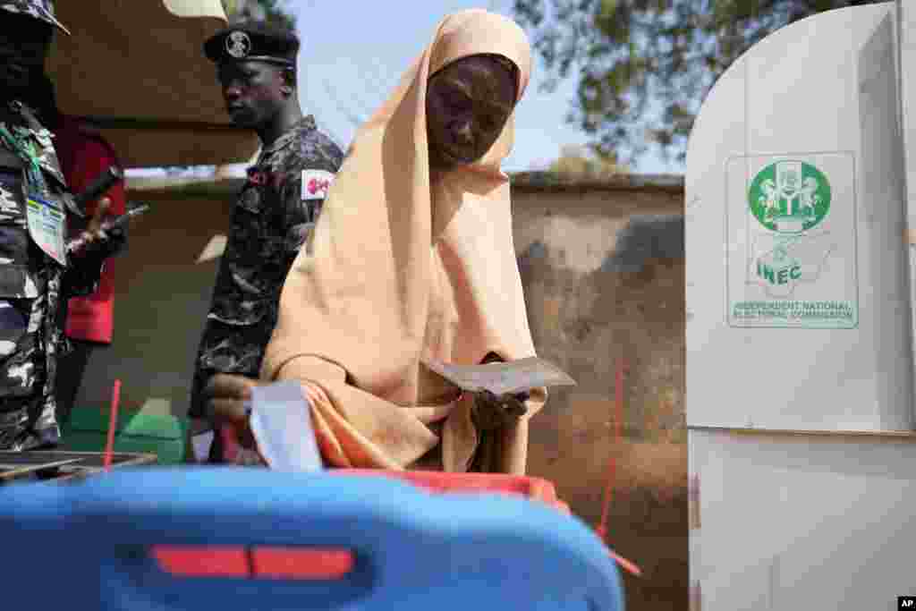 A woman casts her vote during the presidential and parliamentary elections in Yola, Nigeria, Saturday, Feb. 25, 2023.&nbsp;