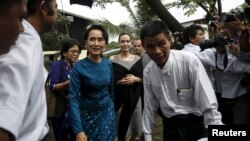 Lãnh tụ dân chủ Aung San Suu Kyi và đặc sứ Liên Hiệp Quốc Angelina Jolie đến thăm các nữ công nhân thuộc khu công nghiệp Hlaingtaryar ở Yangon, 1/8/2015.