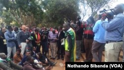 Abakade beze emthethwandaba kaMantshi bezosekela uPastor Evan Mawarire 