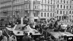 Советские танки в центре Праги. Архивное фото 23 августа 1968 г. 