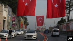 Sebuah jalan utama dihiasi dengan bendera Turki di dekat klub Reina empat hari setelah serangan hari Tahun Baru, di Istanbul, Rabu, 4 Januari, 2017. (AP Photo/Emrah Gurel).