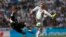 Gareth Bale du Real Madrid, à droite, tente de bloquer le dégagement du gardien de Levante, en Espagne, le 9 septembre 2017.