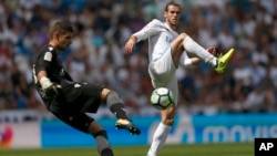 Gareth Bale du Real Madrid, à droite, tente de bloquer le dégagement du gardien de Levante Raul Fernandez-Cavada au cours du match Real-Levante de La Liga, au stade de Madrid, Espagne, 9 septembre 2017.