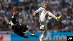 Gareth Bale du Real Madrid, à droite, tente de bloquer le dégagement du gardien de Levante Raul Fernandez-Cavada au cours du match Real-Levante de La Liga, au stade de Madrid, Espagne, 9 septembre 2017.