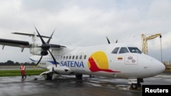 Un avión turbohélice bimotor ATR 72 de la aerolínea estatal colombiana Satena fuera del hangar, en el Aeropuerto Internacional El Dorado, en Bogotá, Colombia, el 26 de julio de 2023. REUTERS/Luis Jaime Acosta