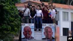 La líder de la oposición María Corina Machado saluda cuando llega a un mitin en Caracas, Venezuela, el sábado 3 de agosto de 2024. AP