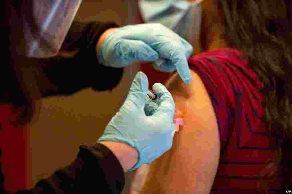 미국 코네티컷 하트포드병원에서 미국 제약회사 모더나의 신종 코로나바이러스 백신 접종이 진행되고 있다. 