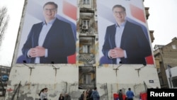 Des affiches du ministre Aleksandar Vucic à Novi Sad, Serbie, le 18 mars 2017.