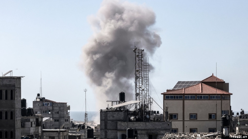 2024년 4월 21일 가자지구 남부 도시 라파에 대한 이스라엘의 공습으로 연기가 오르고 있다.