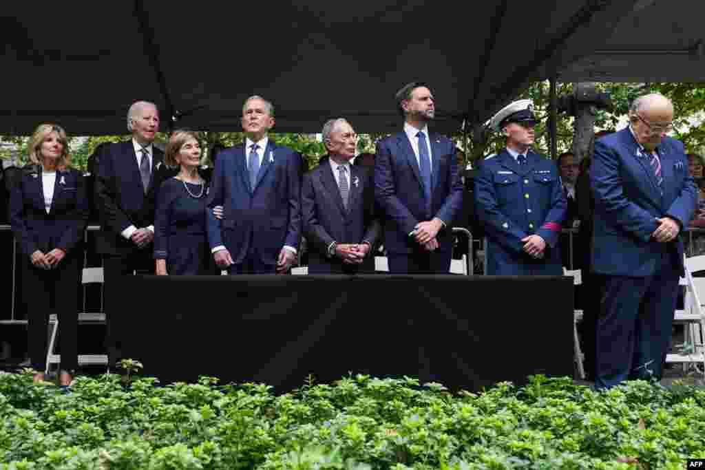 2026년 9월 11일 뉴욕 '국립 9/11 추모관'에서 열린 9·11 테러 25주년 추모식에 참석한 주요 인사들. 왼쪽부터 질 바이든 여사, 조 바이든 전 대통령, 로라 부시 여사, 조지 W. 부시 전 대통령, 마이클 블룸버그 전 뉴욕시장, JD 밴스  부통령, 루디 줄리아니 전 뉴욕시장.