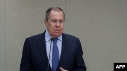 ARCHIVO - El ministro de Relaciones Exteriores de Rusia, Sergei Lavrov, inició este lunes una gira por la región que incluye Cuba, Venezuela y Brasil. Lavrov captado el 14 de febrero de 2024 a su ingreso al Parlamento ruso, la Duma, para una sesión plenaria.