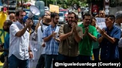 Manifestantes protestan en Caracas por la falta de agua potable. 