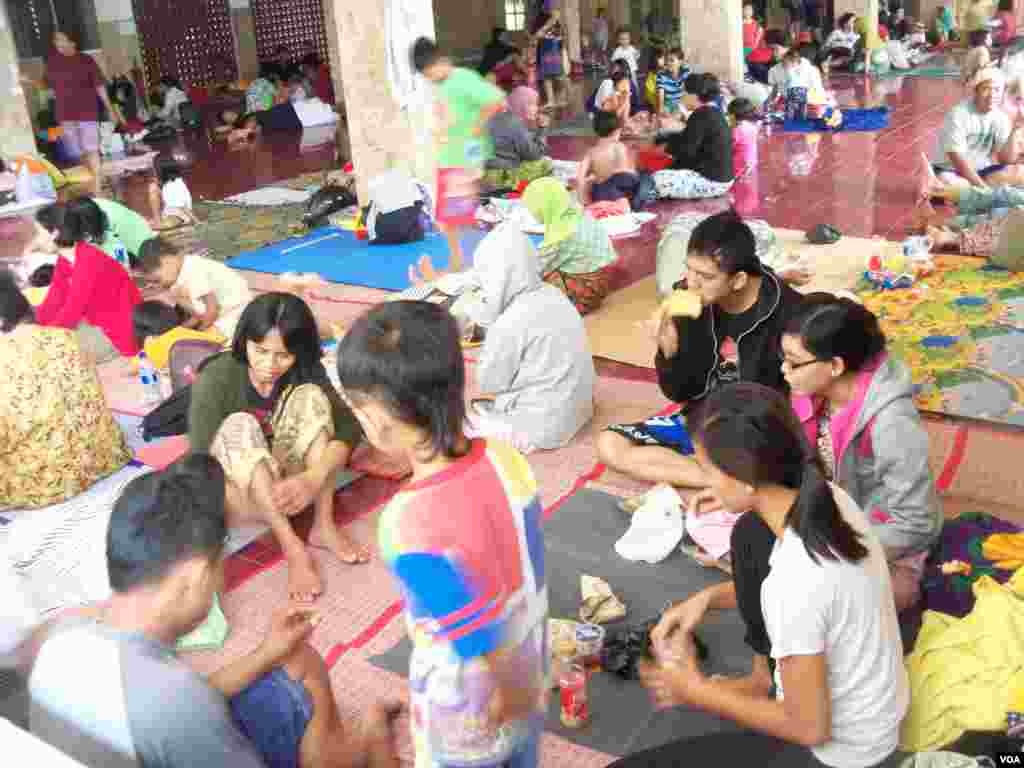 Posko pengungsi korban banjir di Kampung Melayu, Jakarta Timur (13/1). (VOA/Iris Gera)