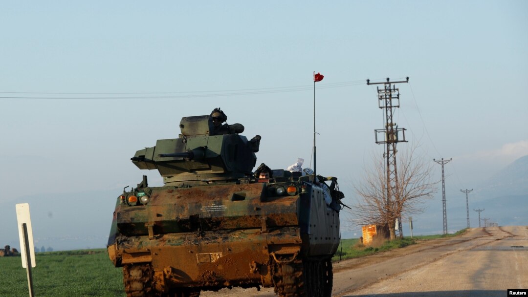 Tentara Turki berpatroli di sebuah desa dekat perbatasan Turki-Suriah di provinsi Hatay, Turki, 28 Januari 2018. 