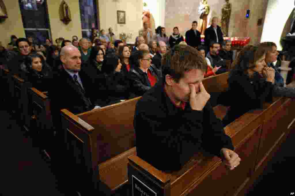 Dad baroor-diiqayada oo isugu yimid kaniisad ku taalla magaalada Newtown oo ah goobta uu ku yaalo iskuulka ay toogasahadu ka dhacday. 