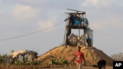 Seorang warga Palestina memeriksa pos pengamatan militer yang menjadi target tembakan tanki Israel di timur Khan Younis, Jalur Gaza selatan, 20 Juli 2018.