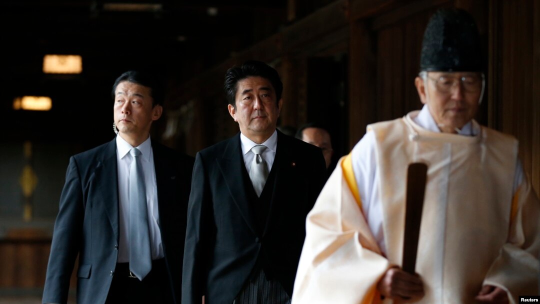 Perdana Menteri Shinzo Abe (tengah) dalam kunjungan ke Tugu Yasukuni di Tokyo pada akhir Desember 2013. 