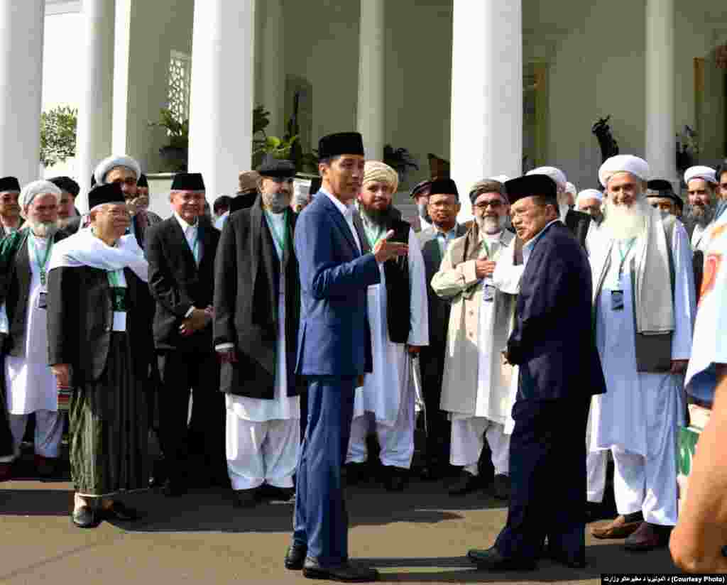 د اندونیزیا جمهور رئیس او د دریو هیوادونو د علماو د غونډې گډون کوونکي