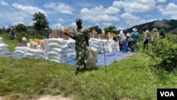 Women leave after receiving food aid from the World Food Program in Nyamapanda district, Zimbabwe, Feb. 2020. (Columbus Mavhunga/VOA)