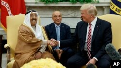 President Donald Trump berjabat tangan dengan Emir Kuwait Sheikh Sabah Al Ahmad Al Saba dalam pertemuan di Oval Office di Gedung Putih, 7 September 2017 di Washington. 