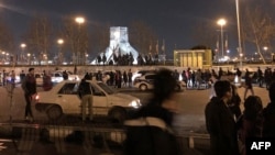 Policías antidisturbios iraníes montan guardia mientras los manifestantes se reúnen en la Plaza Azadi de Teherán el 11 de enero de 2020.