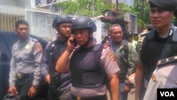 Kapolda Jawa Barat Irjen Pol. Anton Charliyan memantau lokasi pemboman di Bandung (27/2). (VOA/R. Teja Wulan)