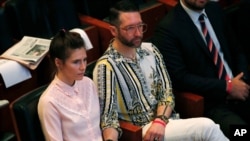  Amanda Knox holds hands with her fiancee Christopher Robinson as they attend a conference during a Criminal Justice Festival at the University of Modena, Italy, June 14, 2019. 