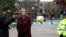 La secretaria de Estado de Gran Bretaña, Amber Rudd, visitó el viernes la escena donde fueron encontrados los cuerpos envenenados del exespía ruso y su hija.