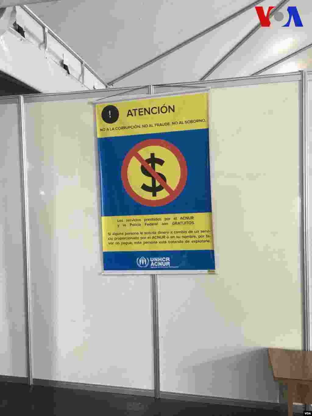 Carteles dentro del centro de recepción de migrantes, administrado por ACNUR, en Pacaraima, Brasil. Foto: Celia Mendoza - VOA.