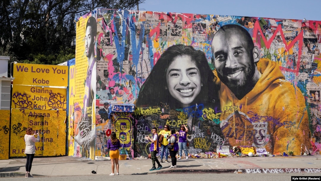 Para fans berkumpul di depan mural mendiang pebasket NBA, Kobe Bryant, dan putrinya Gianna Bryant, dalam acara doa bersama untuk mereka dan tujuh orang lainnya yang tewas dalam kecelakaan helikopter, di Los Angeles, California, 24 Februari 2020. (Foto: Reuters)