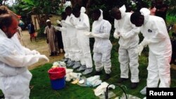 Ma'aikatan kiwon lafiya dake yakar cutar Ebola.