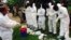 Ma'aikatan kiwon lafiya dake yakar cutar Ebola.