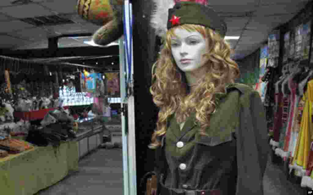 桥头商店出租中国红军和苏联红军的军服(2)