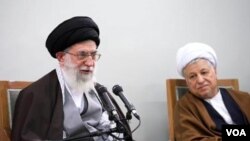 Mantan Presiden Iran Akbar Hashemi Rafsanjani (kanan) dengan Ayatollah Mohammad Reza Mahdavi Kani.